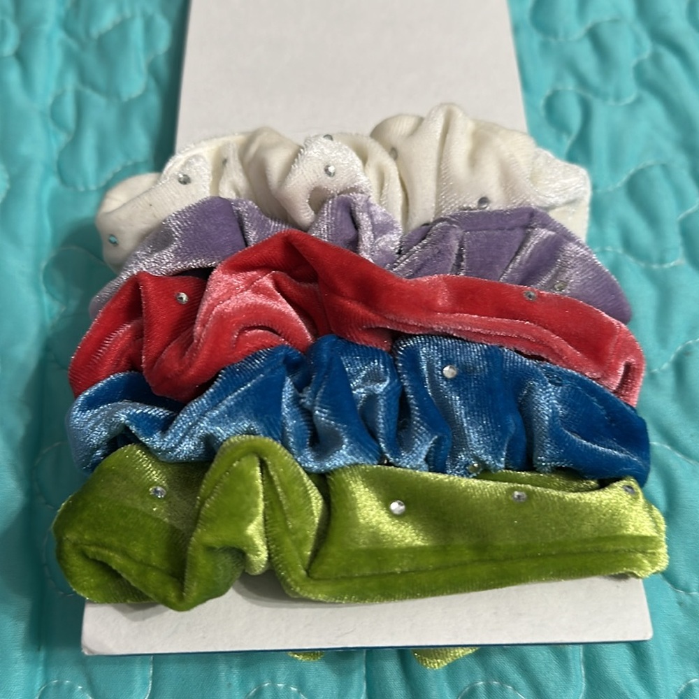 Urban Outfitters Pearl Embellished Headbands and Velvet Scrunchies Set - Picture 4 of 4